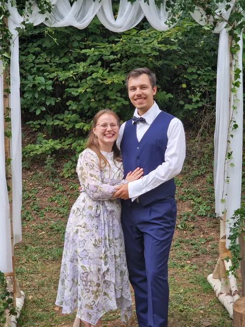 Reference photo of the couple together.